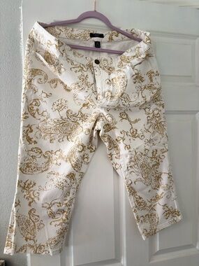 Chaps White and Gold Paisley Capri Pants